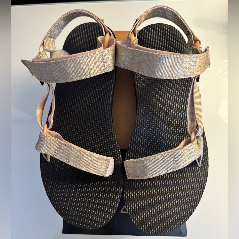 Teva women’s mid form universal size 10/Metallic Gold